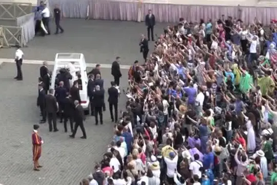 Protesta contro la corrida della Peta all'udienza di Papa Leone XIV