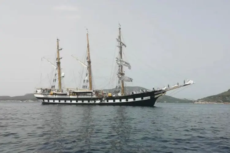 La nave Palinuro al suo ingresso nella baia di Porto Conte (foto Fiori)