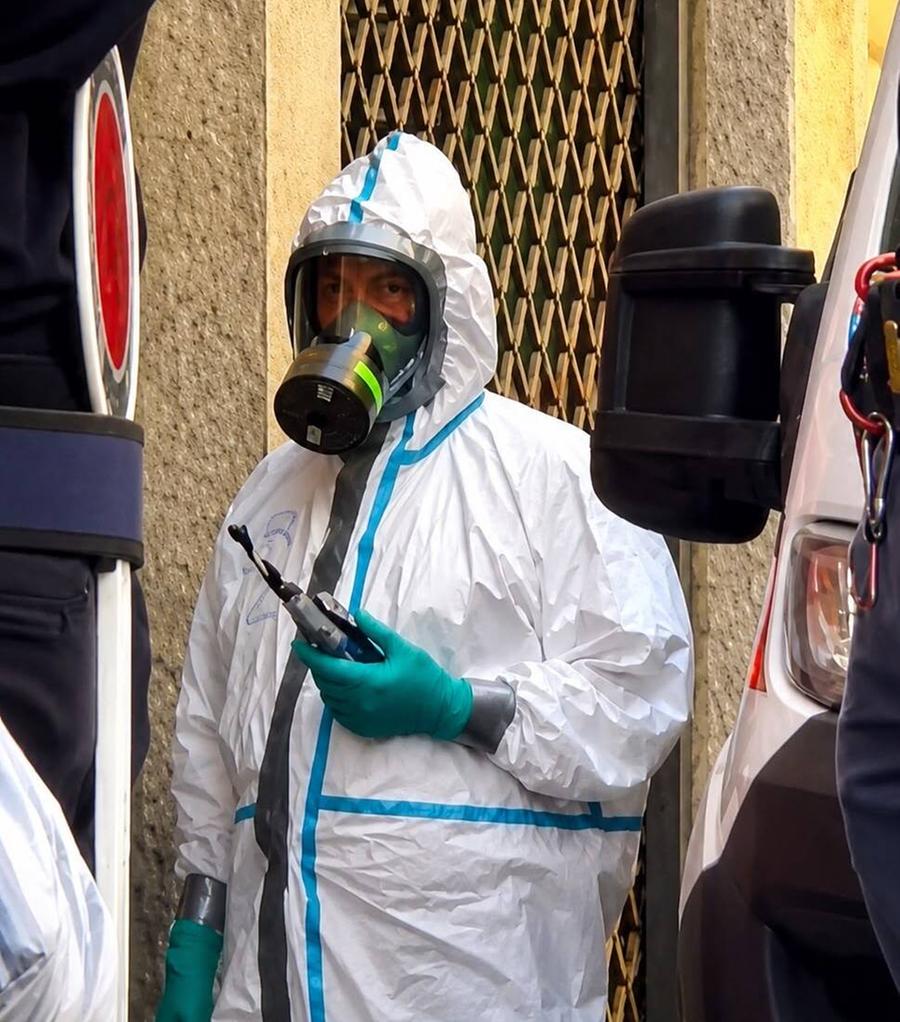 Tute bianche e maschere antigas: ansia in centro