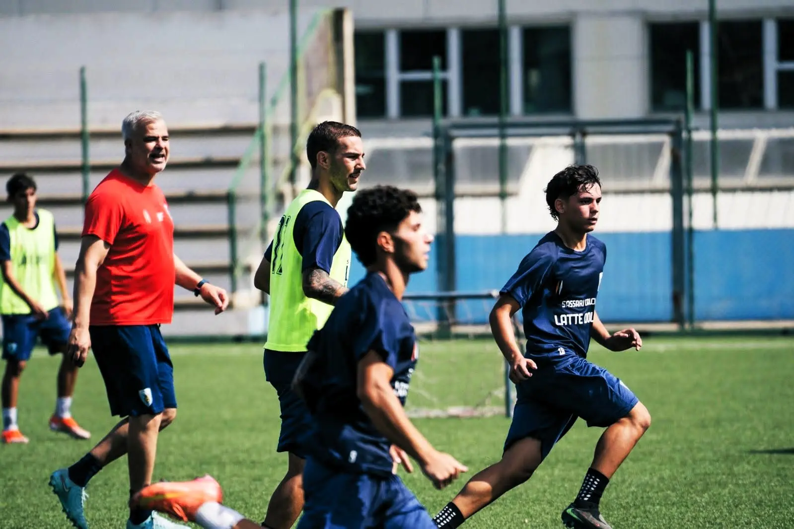 Il tecnico Fini mentre dirige l'allenamento (foto Latte Dolce)