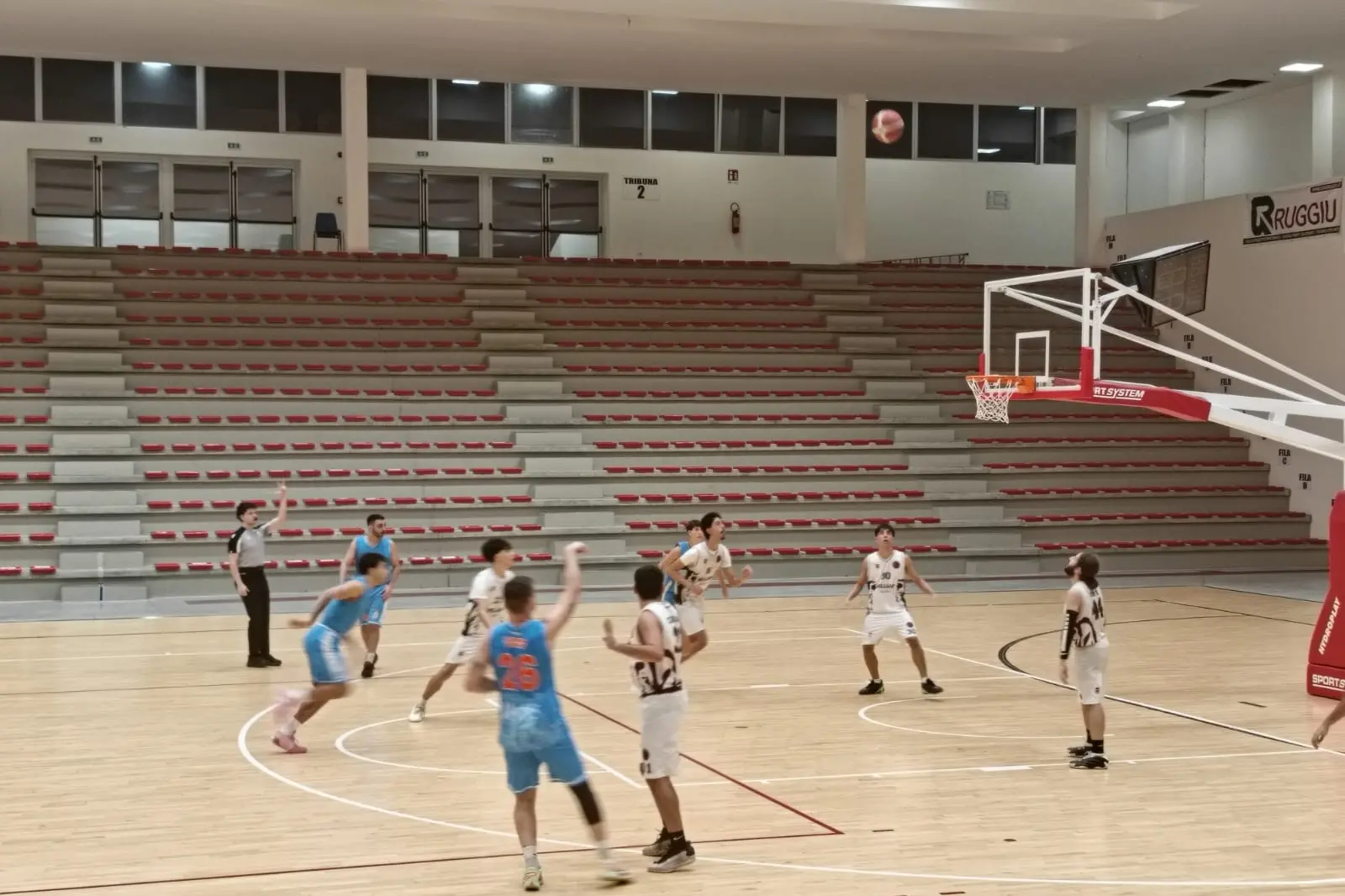 Un incontro sui parquet cestistici regionali (foto di Giacomo Pala)