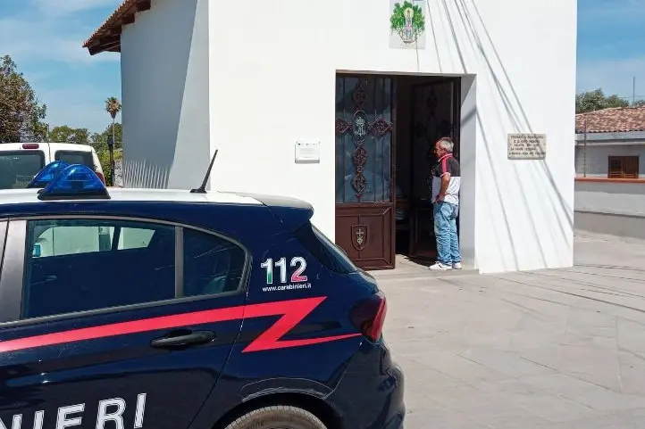 Carabinieri davanti alla chiesa di Sorso (foto concessa)