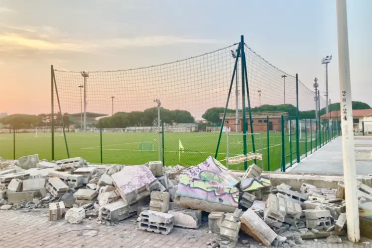 La recinzione demolita della Cittadella sportiva (foto Pala)
