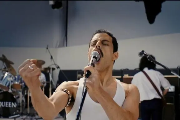 Rami Malek nei panni di Freddie Mercury nel trailer del film (foto Wikipedia)