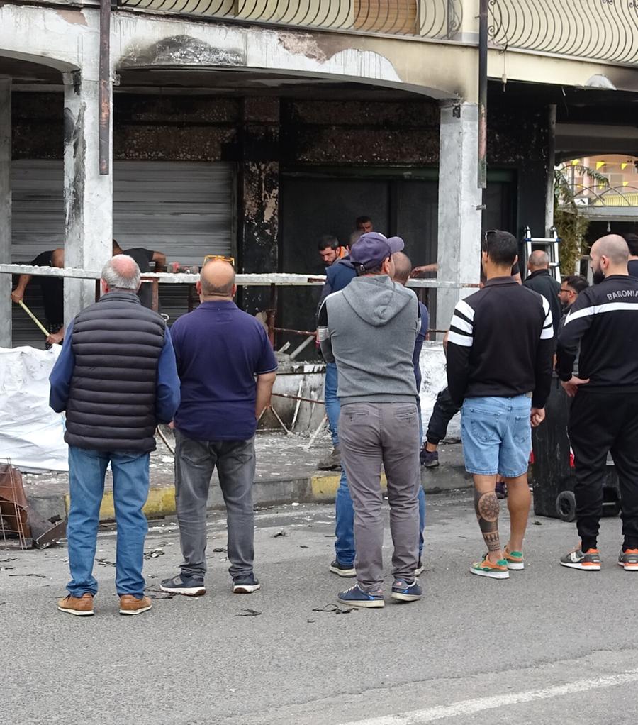 Bar distrutto, comunità mobilitata