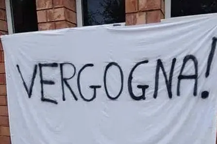Uno striscione di protesta appeso alla Casa dell'Anziano (L'Unione Sarda - Cazzaniga)
