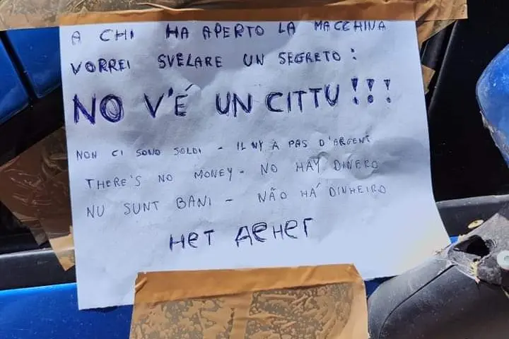 L'annuncio poliglotta del sassarese (foto Tellini)