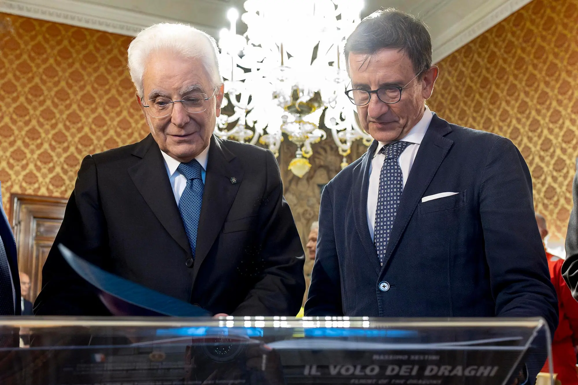 Il presidente della Repubblica Sergio Mattarella con Massimo Sestini nell'ottobre 2024 (Ansa)