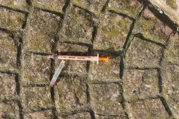 Una siringa rinvenuta in via Falcone e Borsellino (foto L'Unione Sarda - Pala)