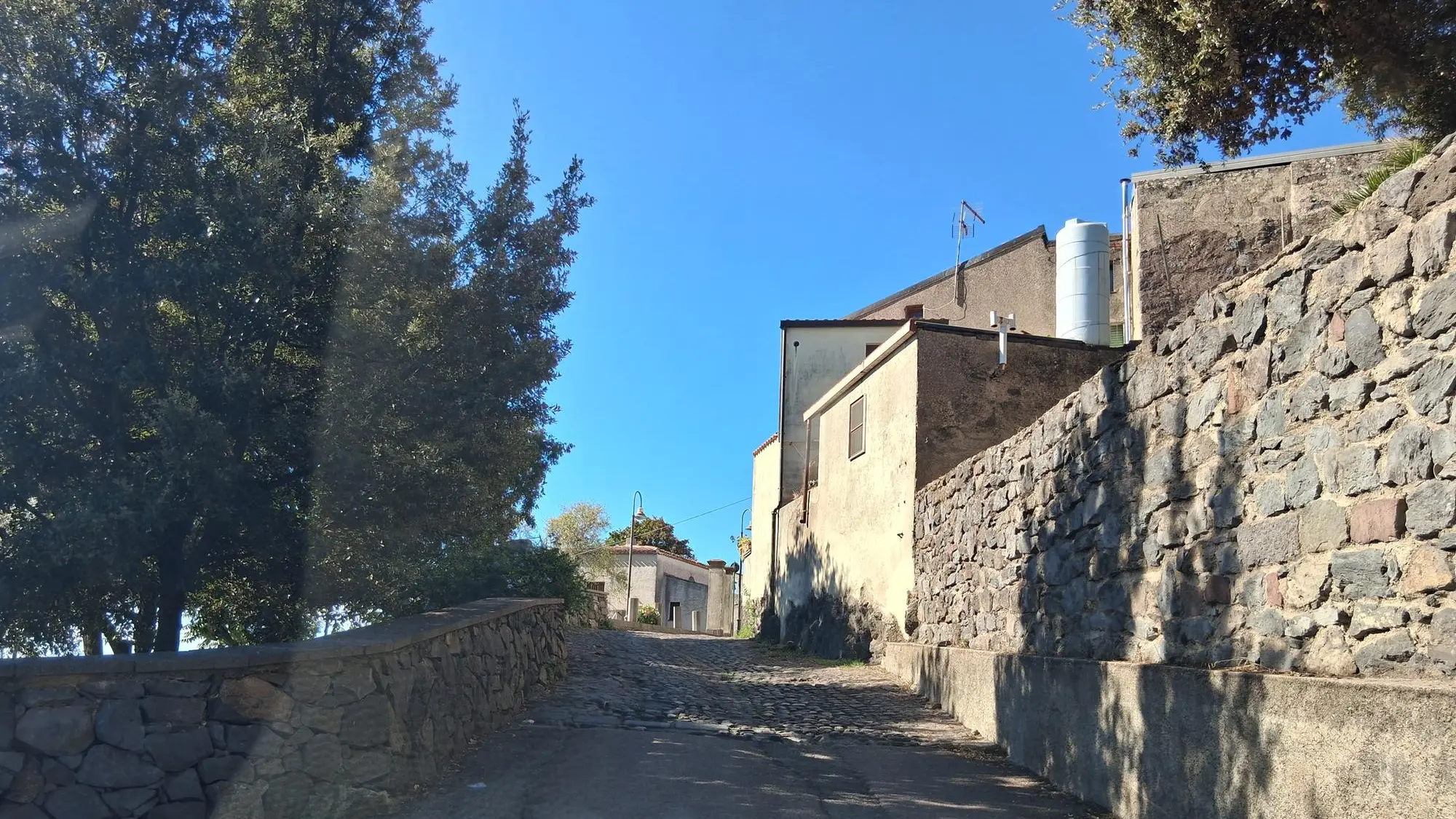 https://immagini.unionesarda.it/version/c:Mzc2OTBmMDUtMzMxNy00:ZWJkZDk1ZmEtYTFmMC00/image.webp?f=16:9