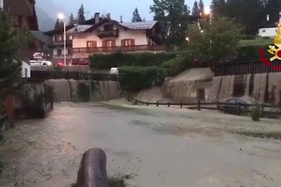 Bomba d'acqua su Cortina, fiumi esondati e scantinati allagati