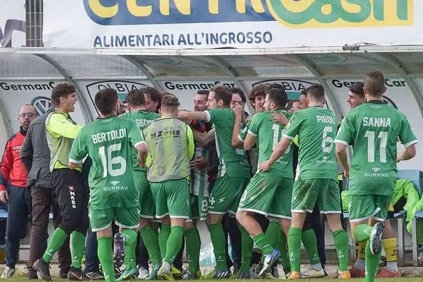 L'Arzachena festeggia dopo un gol, con un'immagine postata sulla pagina di Facebook