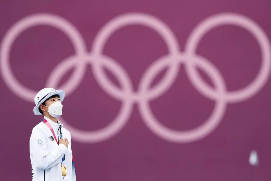 Un'atleta sudcoreana ascolta l'inno nazionale (foto Epa)