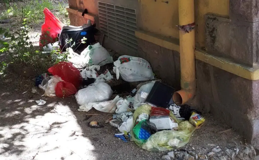 I rifiuti abbandonati in via Cimarosa (foto Elia Sanna)