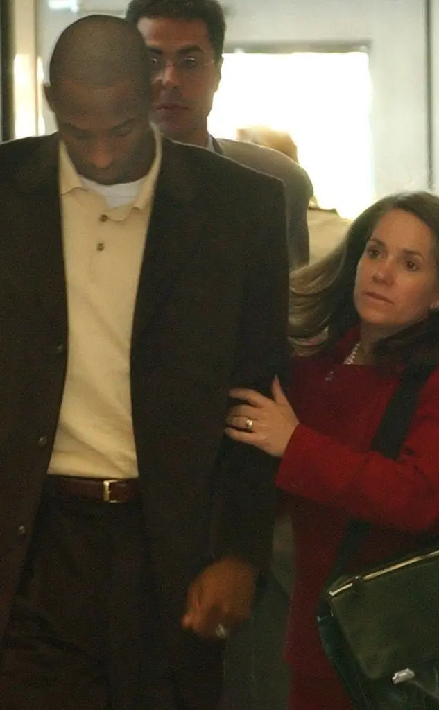 Entra in tribunale a testa bassa col suo avvocato (tutte le foto sono Ansa)