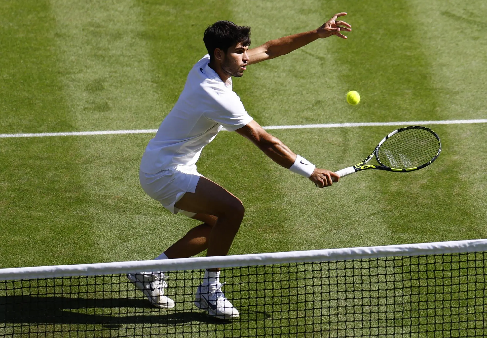 epa12232068 Carlos Alcaraz of Spain in action during the Men's Singles semi-finals match against Taylor Fritz of the USA at the Wimbledon Championships, Wimbledon, Britain, 11 July 2025. EPA/TOLGA AKMEN EDITORIAL USE ONLY