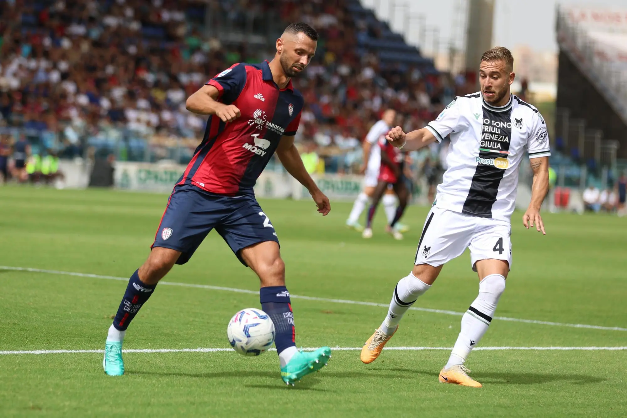 Mateusz Wieteska con la maglia del Cagliari (foto Ansa)