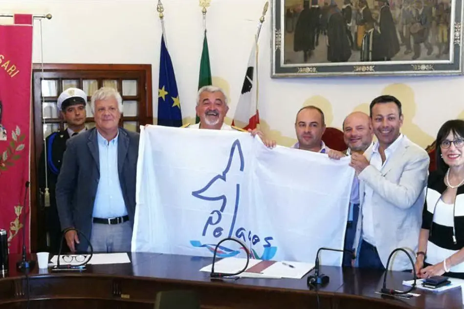 Foto di gruppo dopo la firma dell'accordo
