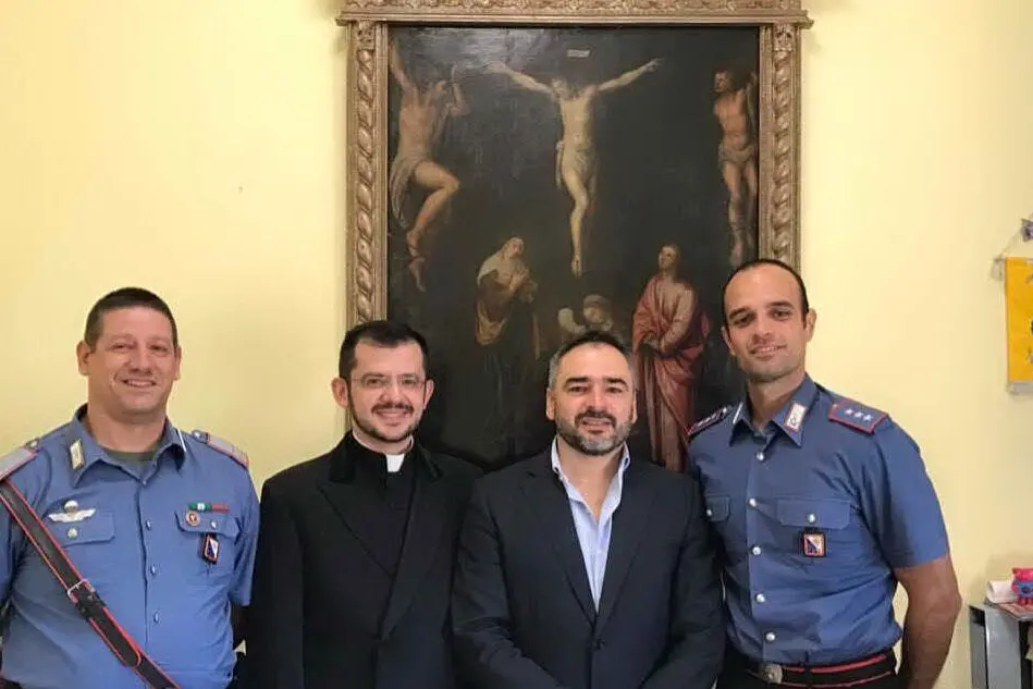 Da sinistra a destra: Daniele Stropiana, don Michele Piras, il sindaco Garau e il capitano Pinnelli