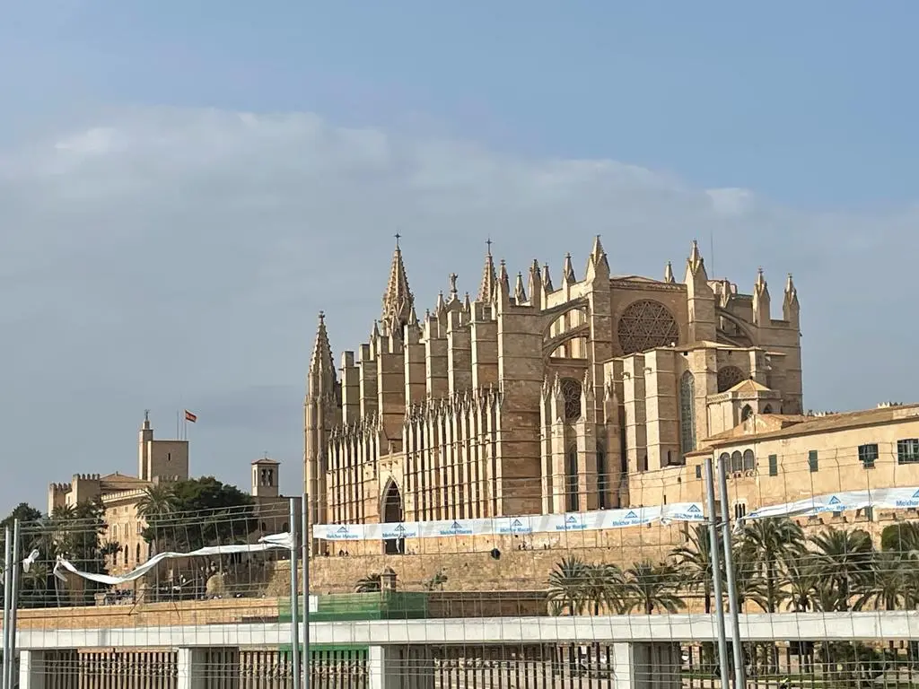 La cattedrale di Palma vista dalla pista ciclabile che corre sul lungomare (foto c.a.m.)