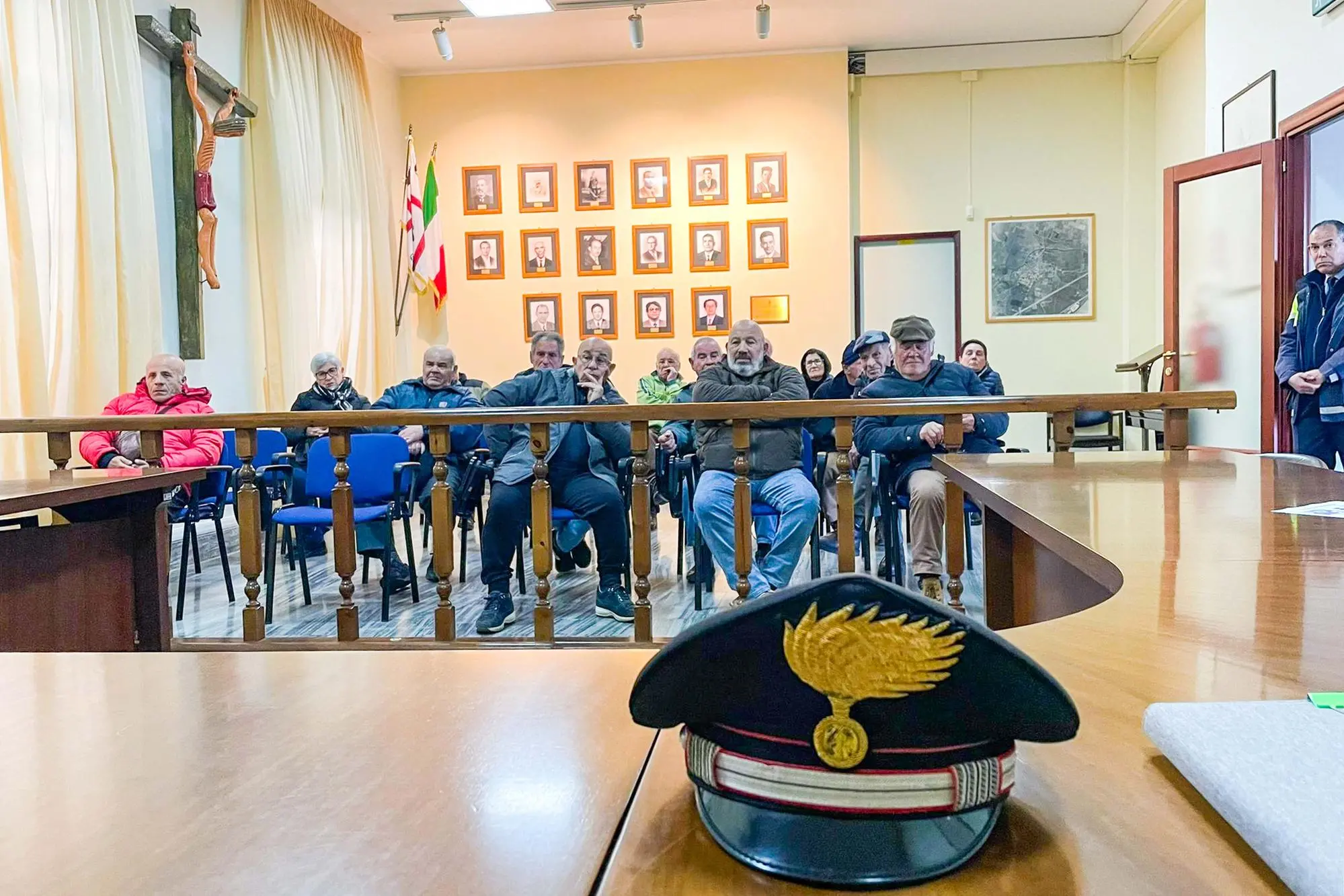 L'incontro dei cittadini con i militari dell'Arma (foto Cucca)