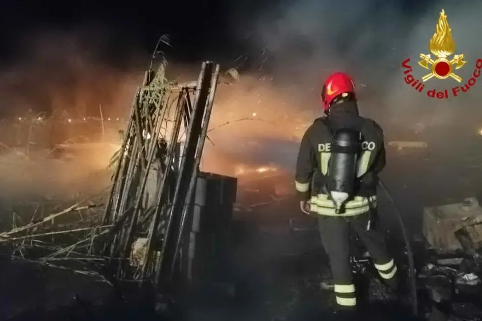 I pompieri in azione (foto Vigili del fuoco)