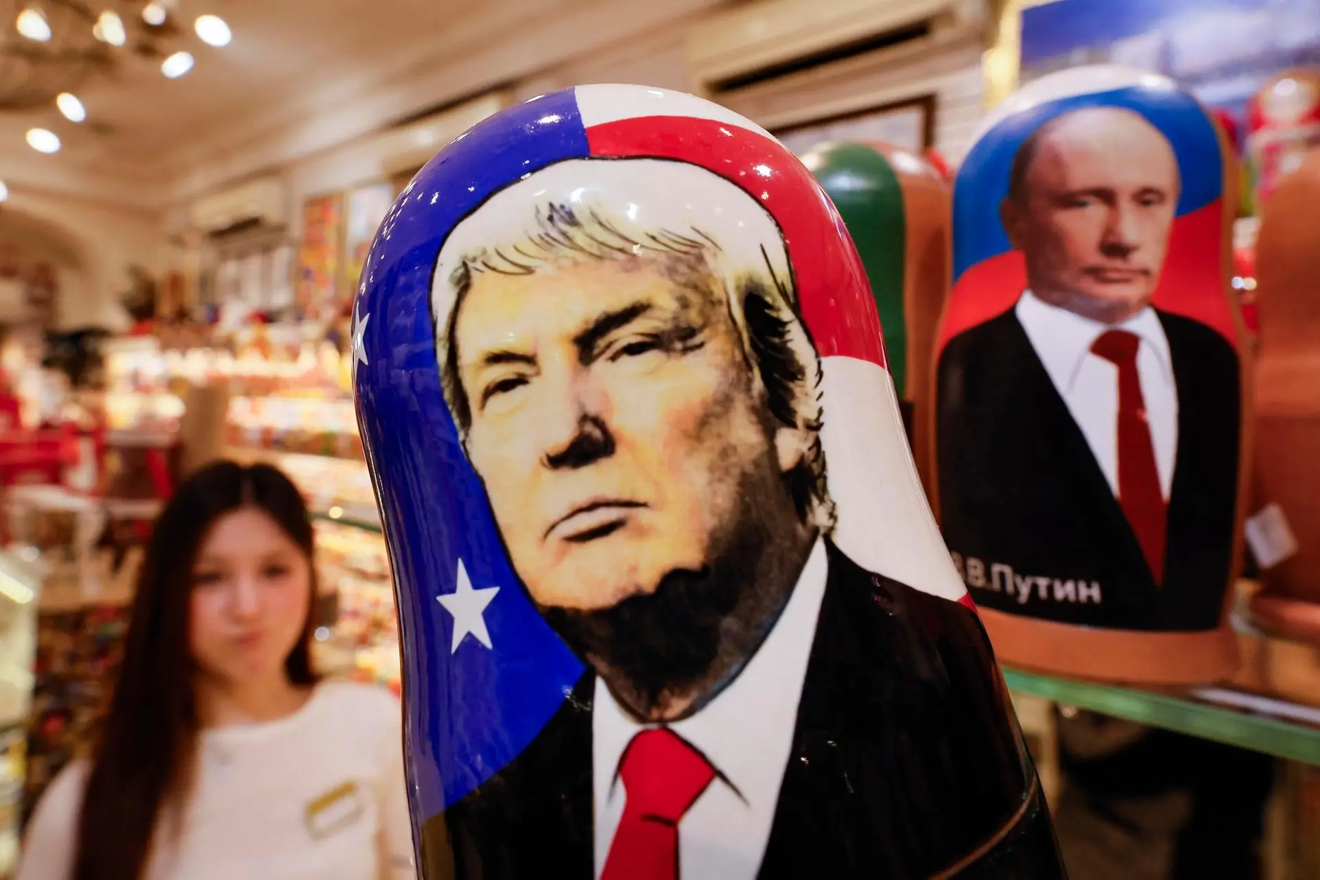 Russia, matrioske con i volti di Trump e Putin (Ansa-Epa)