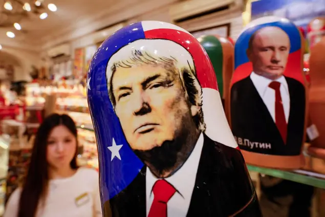 Russia, matrioske con i volti di Trump e Putin (Ansa-Epa)
