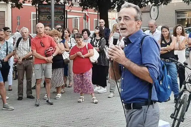 Il maestro Andrea Scano durante la manifestazione in suo sostegno organizzata dai Cobas lo scorso settembre a Cagliari