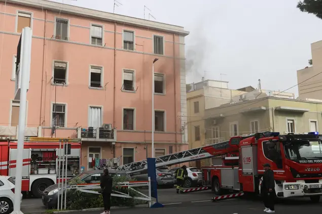 Il fumo proveniente dall'abitazione (foto Vercelli)