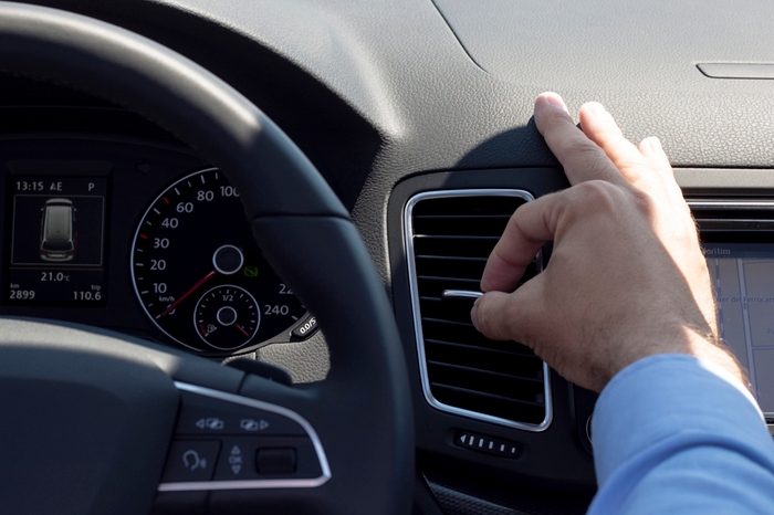 Attenzione all’aria condizionata in auto: “Rischio sanzioni fino a 400 euro” (foto Ansa)
