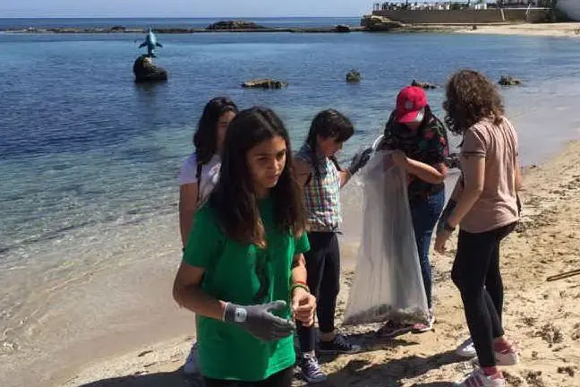 Pulizia delle spiagge dalla plastica a Porto Torres (foto Mariangela Pala)