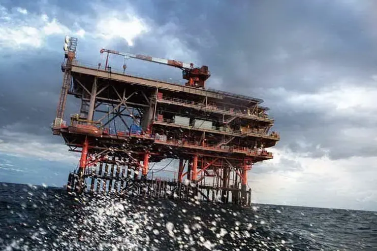 Una piattaforma petrolifera (foto Ansa/Greenpeace)