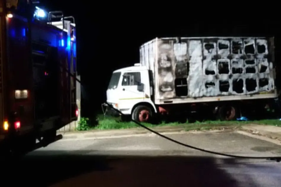 Il camion bruciato a Gesturi (foto Antonio Pintori)