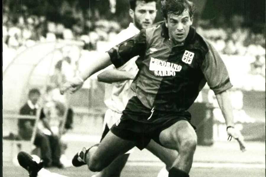 Francesco Moriero con la maglia del Cagliari nel 1992 (Archivio L'Unione Sarda)