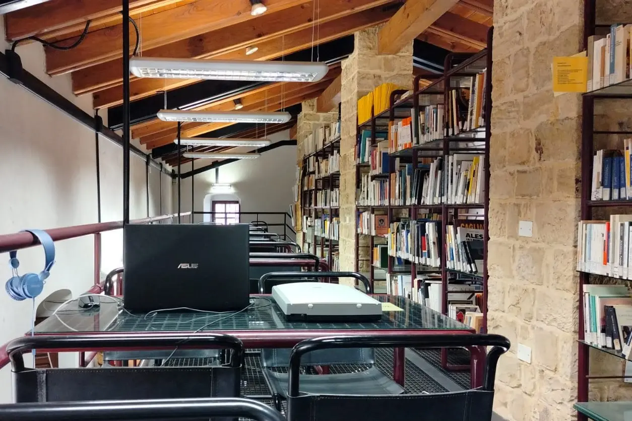 Immagine interna della Biblioteca di Gonnoscodina (foto concessa)