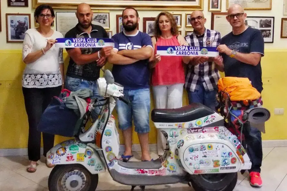 Andrea Fucile, il secondo da sinistra, con il Vespa club Carbonia