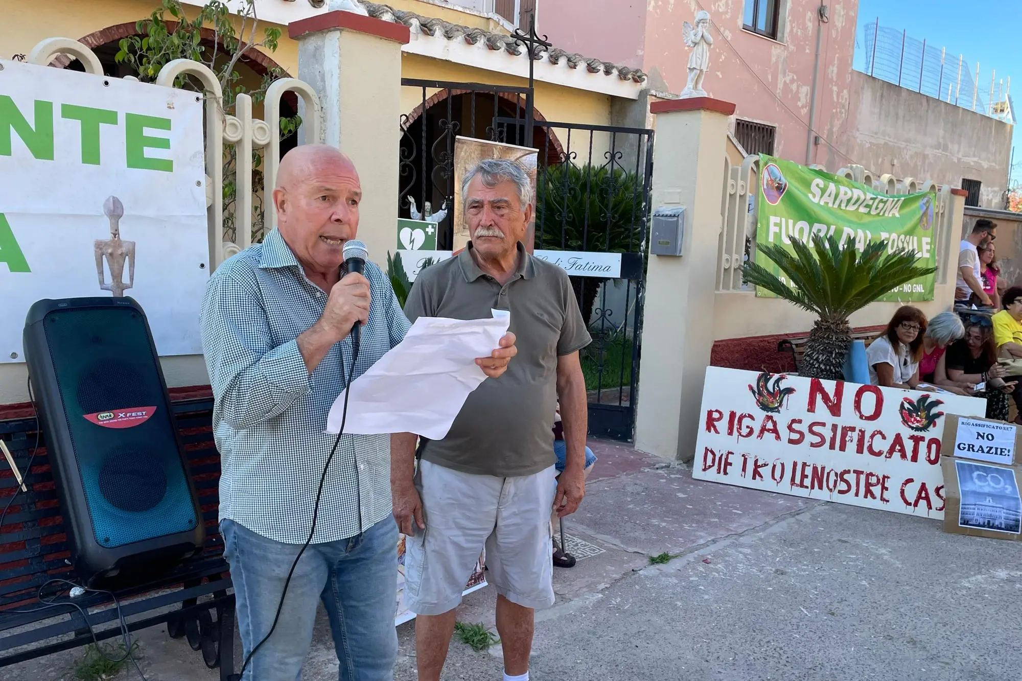 Mariano Strazzeri, presidente del Comitato di Quartiere Villaggio Pescatori (a destra), con Angelo Cremone di Sardegna Pulita durante l’incontro (foto Spignesi)