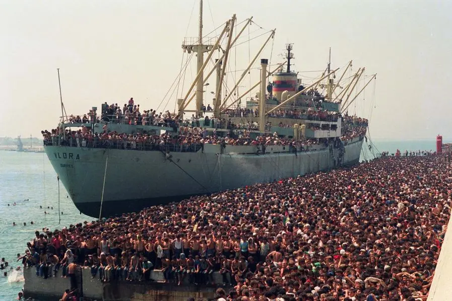 L'arrivo a Bari della nave Vlora carica di profughi albanesi l'8 agosto\u00A01991 (foto Ansa)