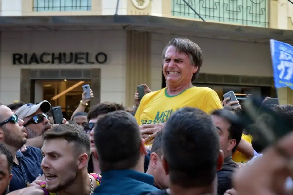 Il momento in cui Bolsonaro è stato accoltellato (foto Ansa)