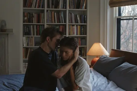Robert Pattinson e Zendaya in una scena di "The Drama" (foto Ansa)