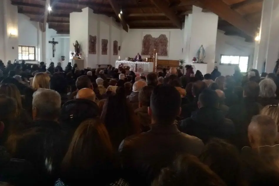 La folla al funerale (foto L'Unione Sarda - Tellini)