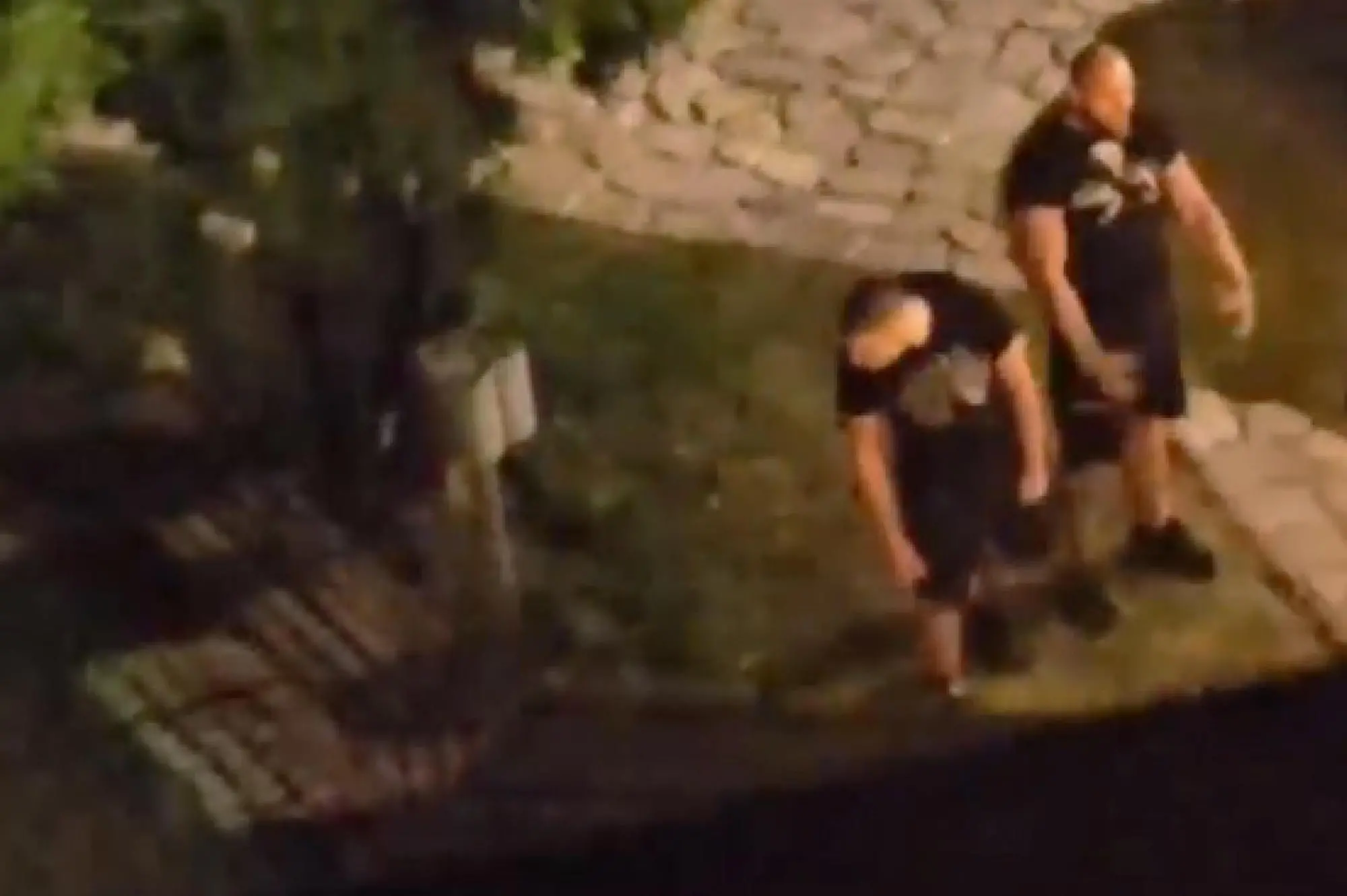 Un frame tratto da un video della Comunità ebraica di Roma. Le urla con lo slogan nazista 'sieg Heil', è il tentativo di entrare in albergo dove si trovavano giovani ebrei italiani, molti della Comunità romana. E' successo a Sofia. "I nostri figli non sono liberi di viaggiare in Europa senza essere esposti alla violenza e all'aggressione verbale degli antisemiti. Un video documenta l'ignobile provocazione, i saluti nazisti e le urla "Sieg Heil!" di un gruppo di naziskin con le magliette nere e il teschio, che hanno cercato di forzare l'ingresso di un albergo dove si trovavano decine di adolescenti anche della Comunità Ebraica di Roma. Ci sono stati lunghi minuti di tensione, anche perché dopo l'intervento della polizia i naziskin sono tornati e hanno di nuovo bloccato gli ingressi, minacciando e urlando i nostri ragazzi", ha dichiarato Victor Fadlun, Presidente della Comunità Ebraica di Roma, 4 agosto 2026. COMUNITA' EBRAICA DI ROMA +++FOTO DIFFUSA DALL'UFFICIO STAMPA - USARE SOLO PER ILLUSTRARE OGGI LA NOTIZIA INDICATA NEL TITOLO - NON ARCHIVIARE - NON VENDERE - NON USARE PER FINI NON GIORNALISTICI - NPK+++