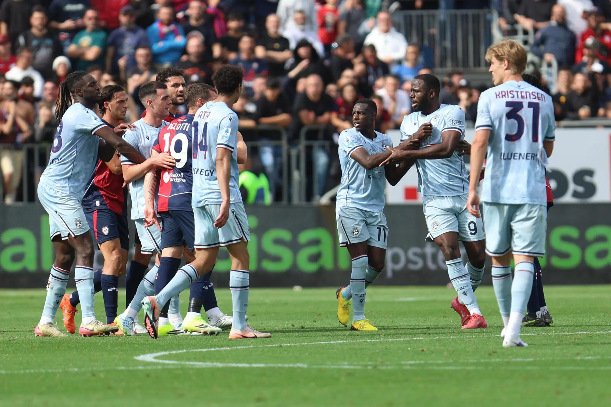 Lo scontro fra Alberto Dossena e Keinan Davis in Cagliari-Udinese (foto Ansa)
