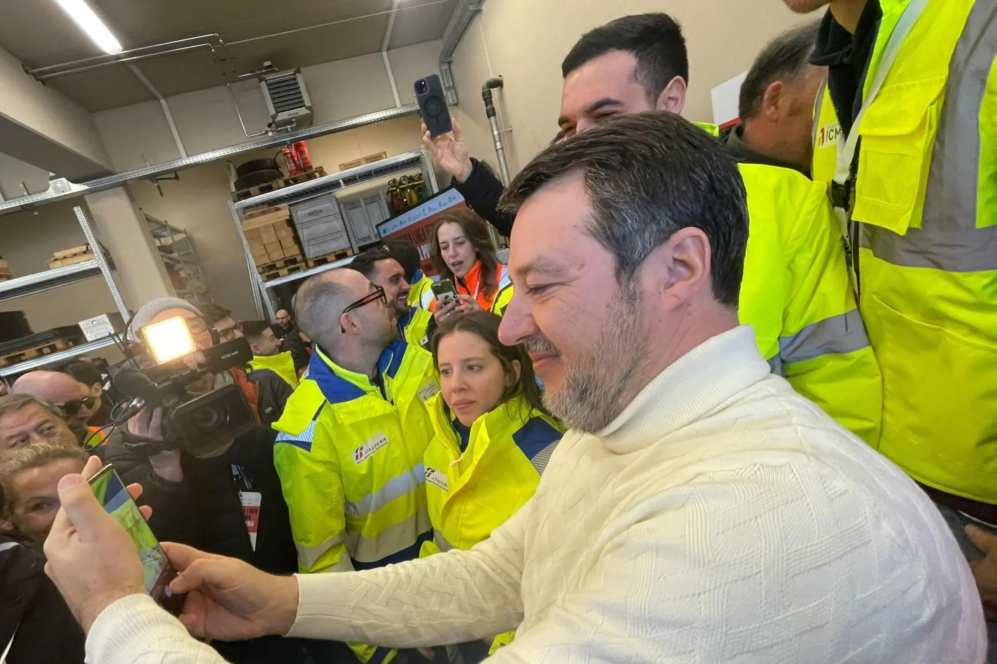 Matteo Salvini, selfie in Val Pusteria per la riapertura della ferrovia (Ansa)