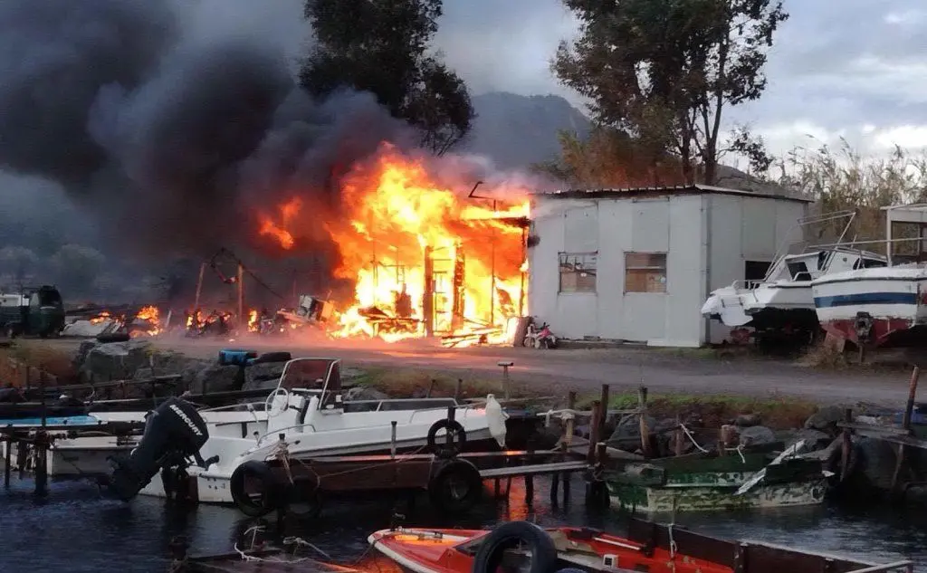 A fuoco una casupola, paura al porticciolo di Foxi