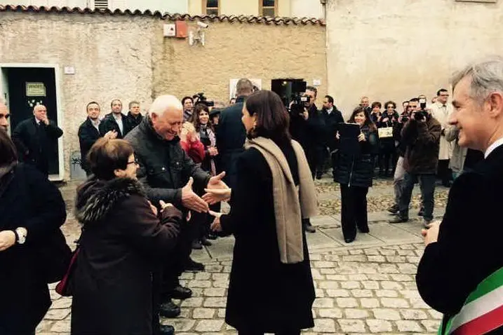 La Boldrini di fronte alla casa di Grazia Deledda