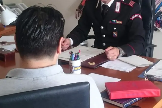 Un cittadino nella stazione dei carabinieri di Tortolì (foto Arma)