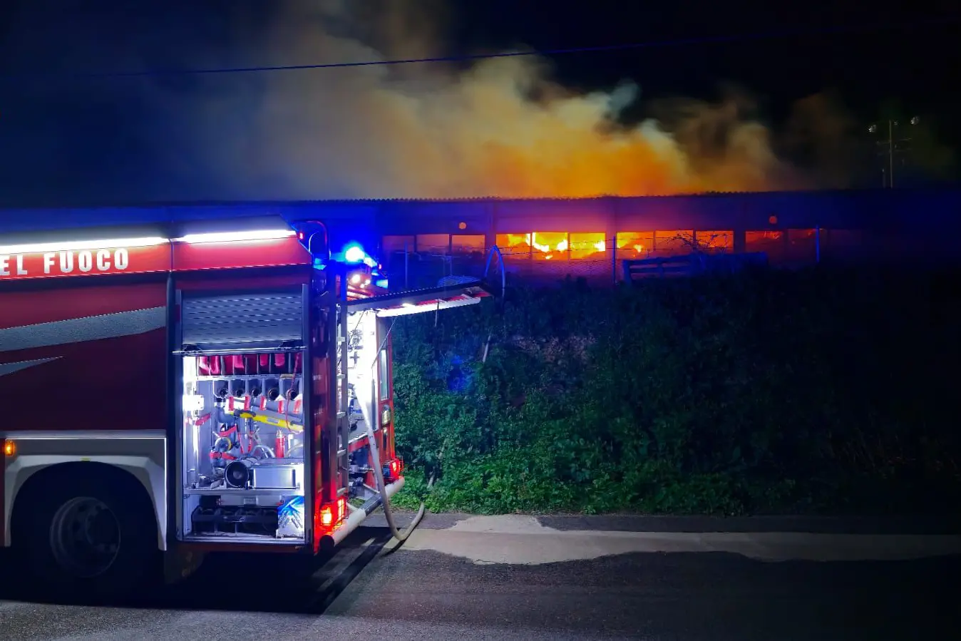 I vigili del fuoco impegnati a spegnere l'incendio in un fienile in via Silvio Pellico a Siniscola (foto vigili del fuoco)