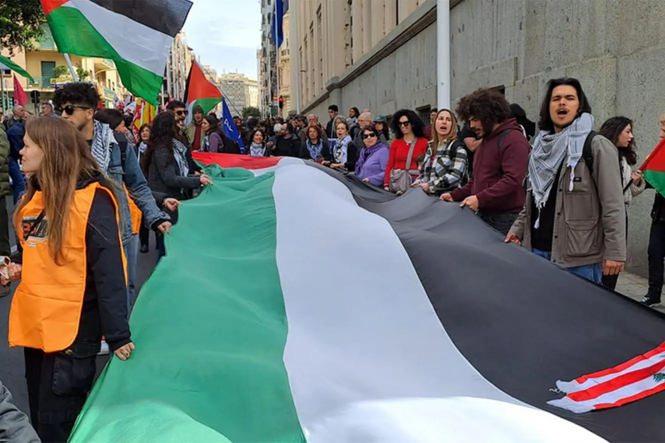 La bandiera palestinese al corteo del 25 Aprile a Cagliari (Ansa)